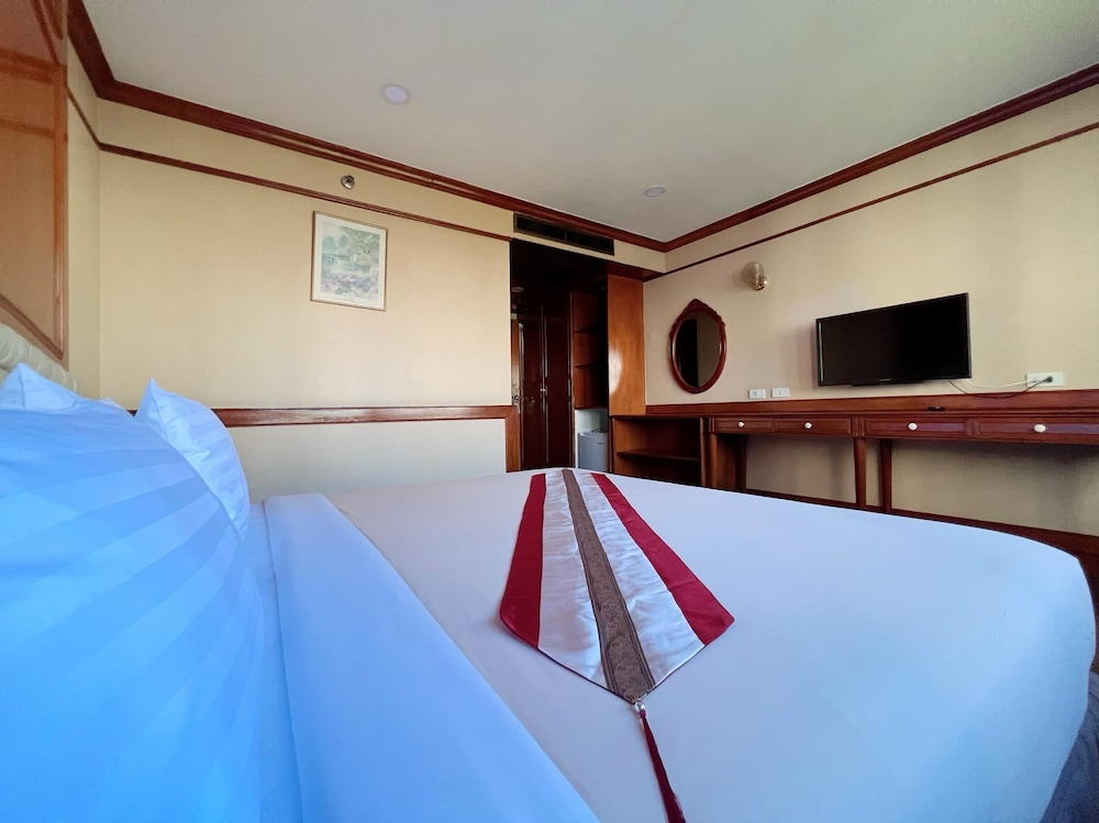 THE PROMENADE HOTEL 11/32