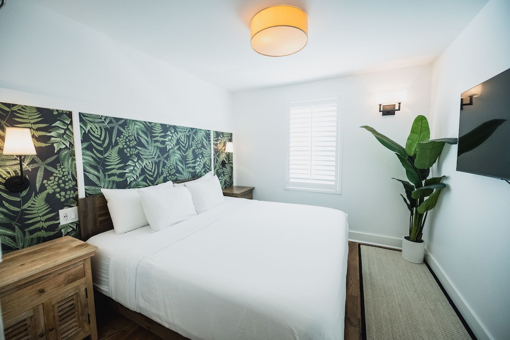 ROOM, KING BED