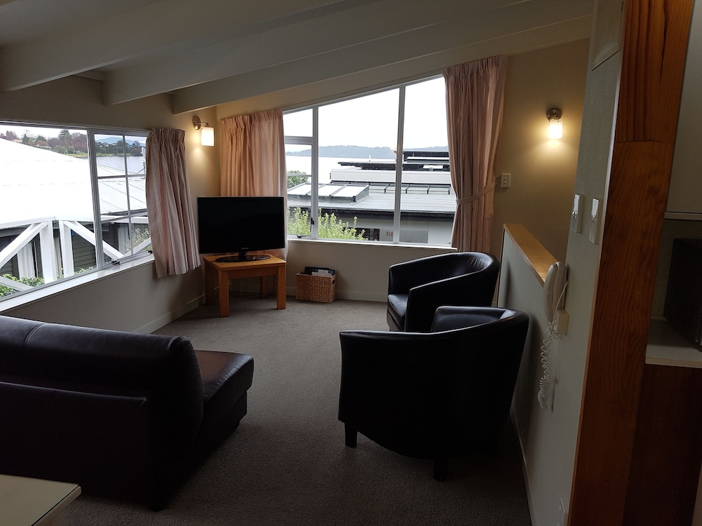 Cottage Mews Motel 50/72