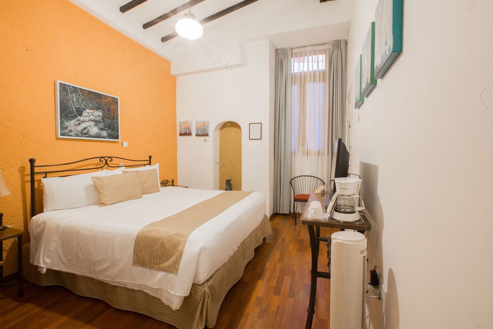 Portico Cultural Hotel 24/63