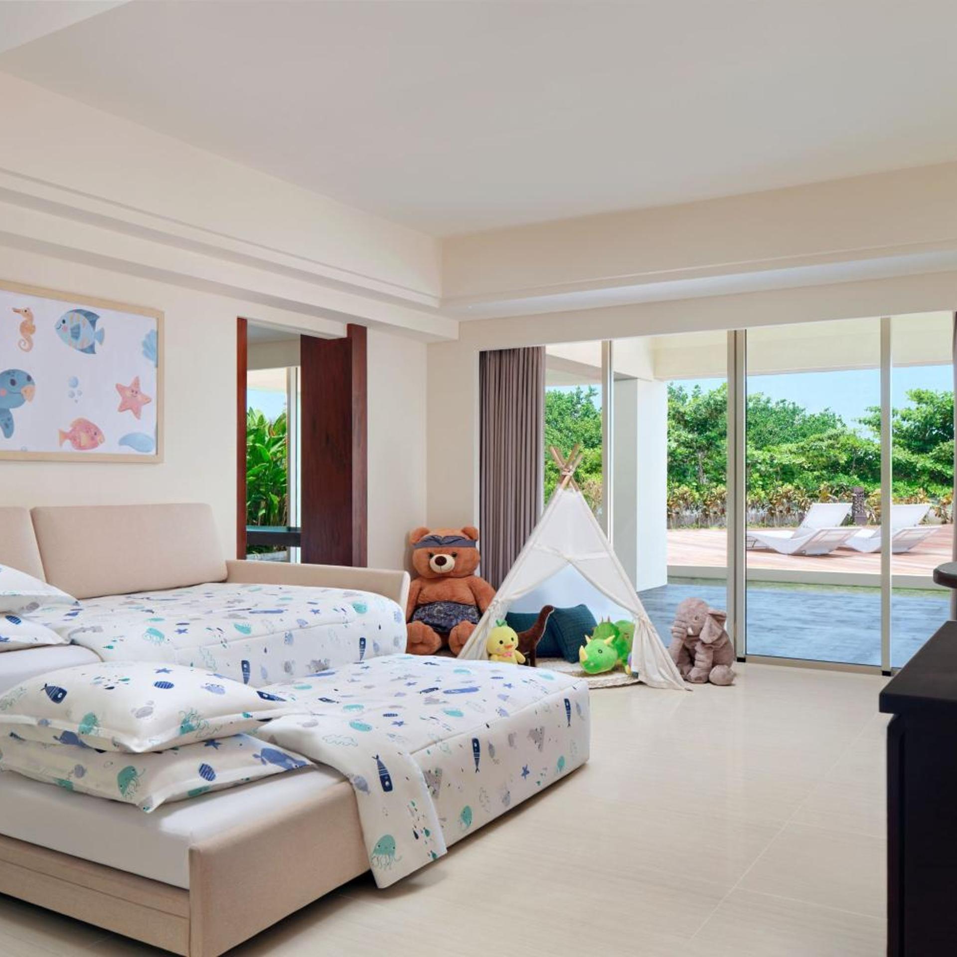 Family Suite, Junior Suite, King Bed, Garden View, Sofa