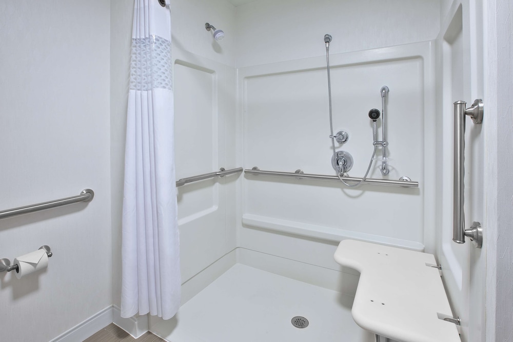 Hampton Inn & Suites Alliance 18/36
