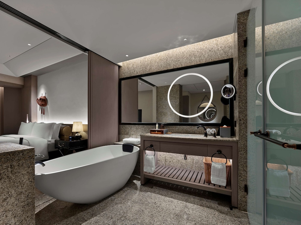 Hilton Shigatse 10/54