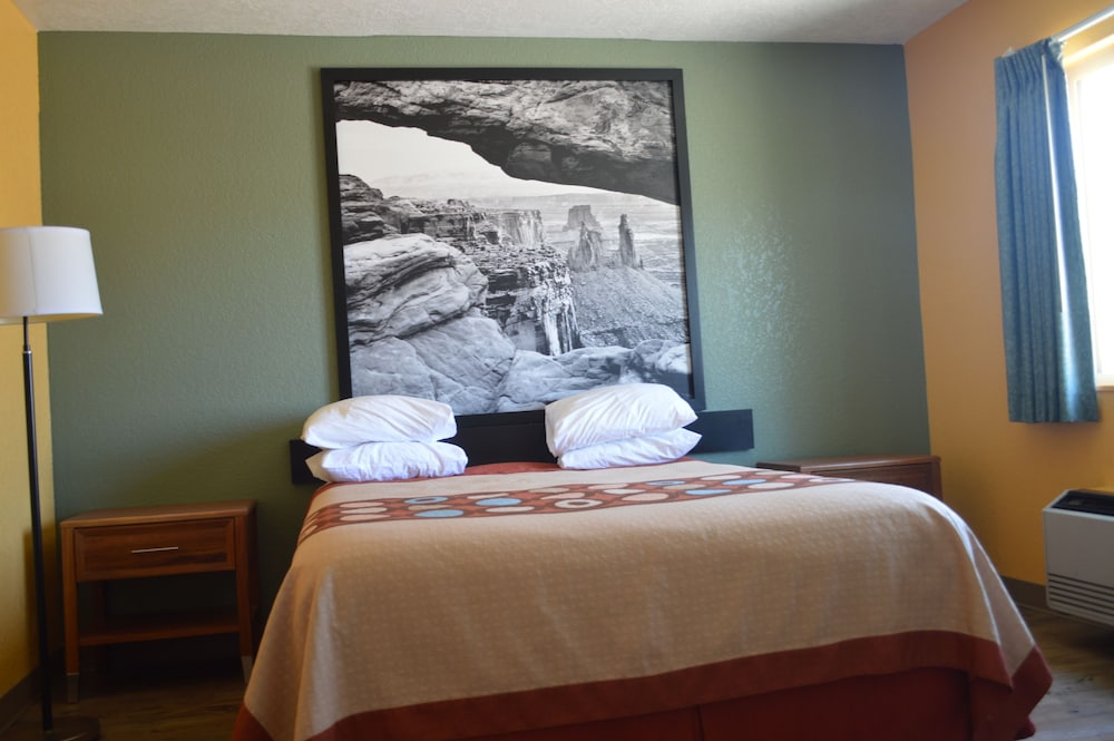 Super 8 By Wyndham St. George UT 16/23
