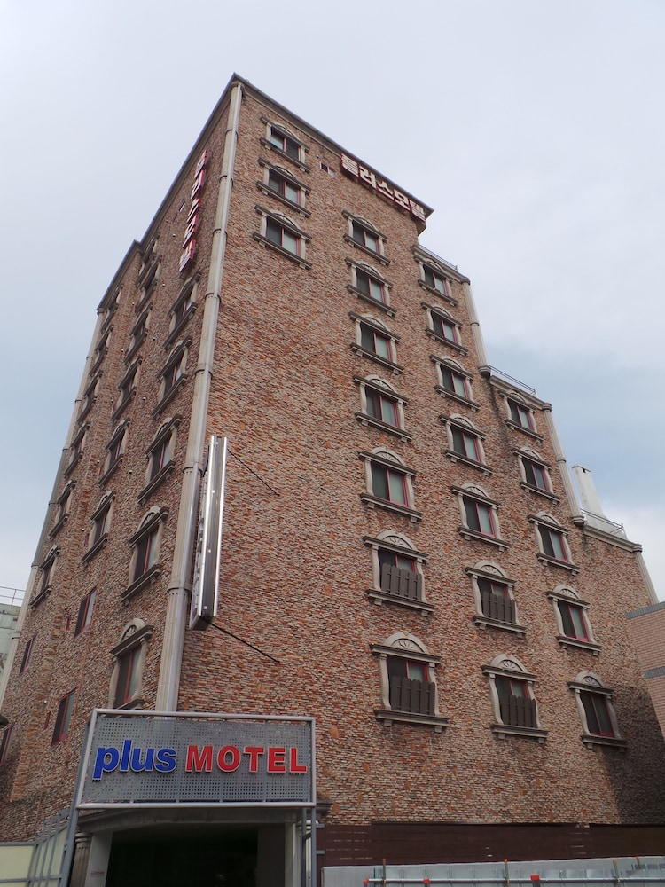 Plus Motel 2/48