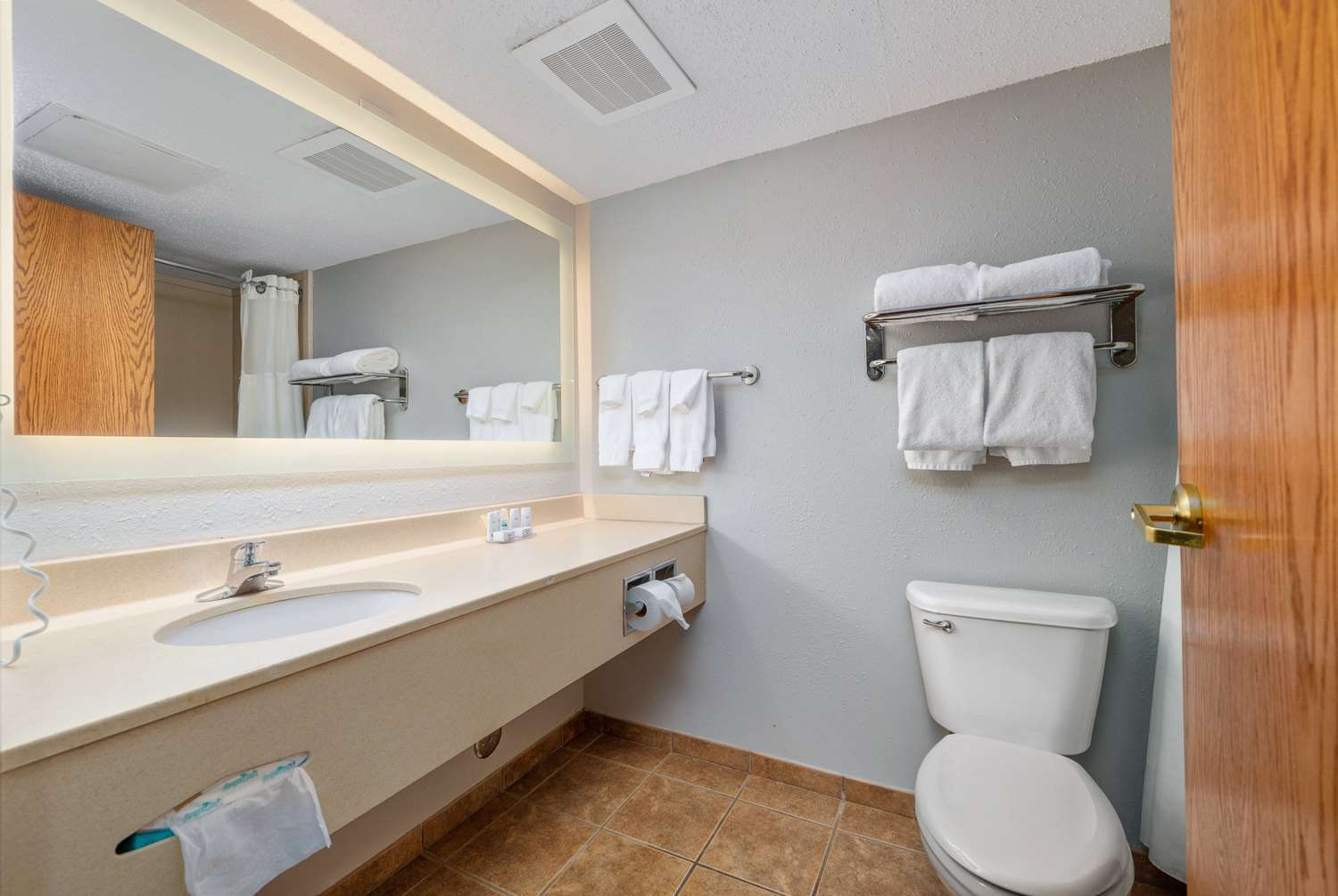 Ramada by Wyndham Sioux Falls Airport-Waterpark & Event Ctr 32/39