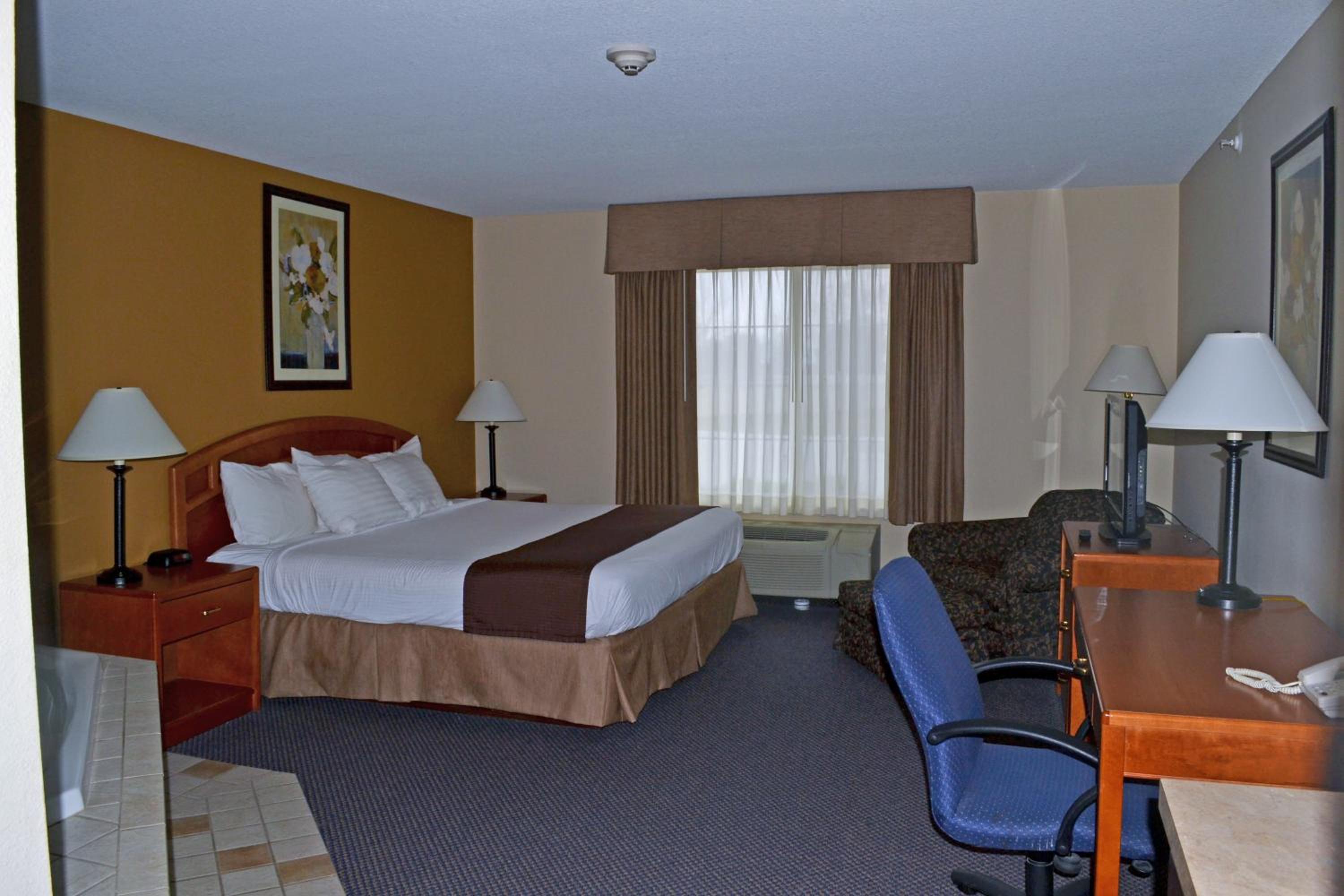 Paola Inn And Suites 20/47