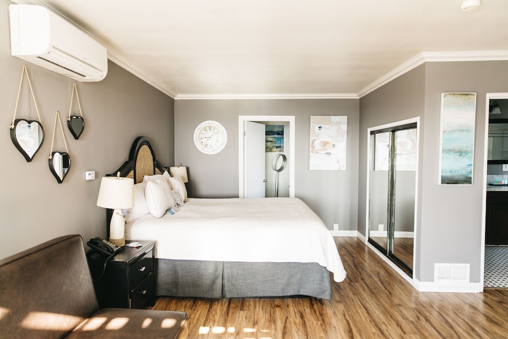 Seaside Laguna Inn & Suites 24/50