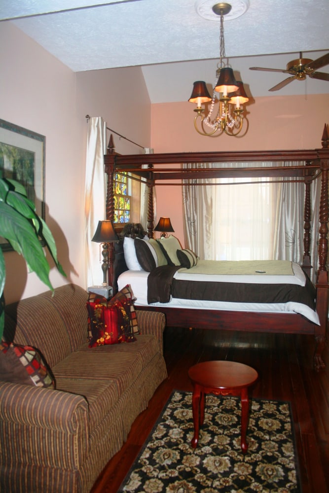 Old City House Inn and Restaurant 25/33