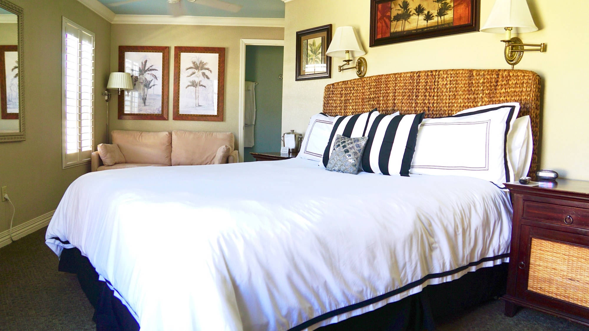 Grand, Bahama, King Bed, Sofa