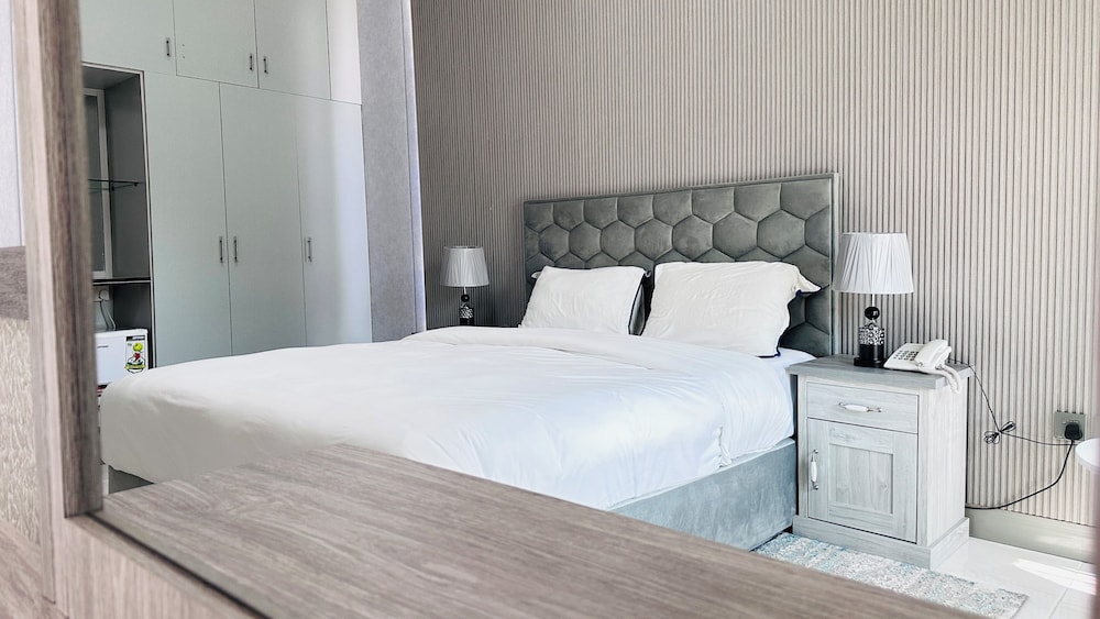 DELUXE, KING BED
