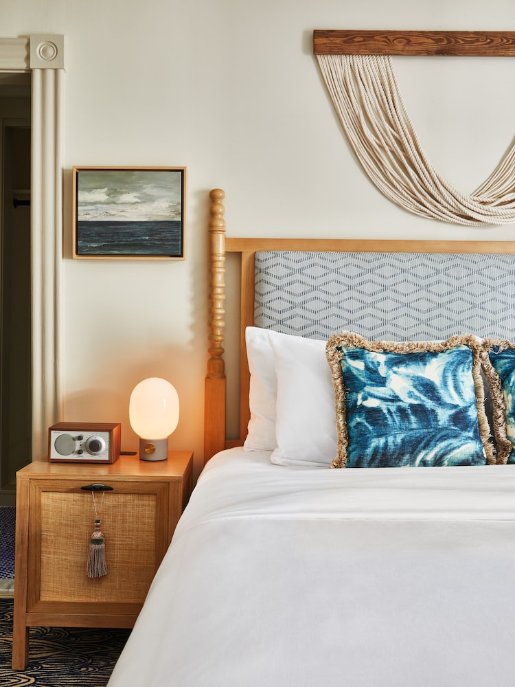 Connecting, Petite, House, Queen Bed, Shared Bathroom