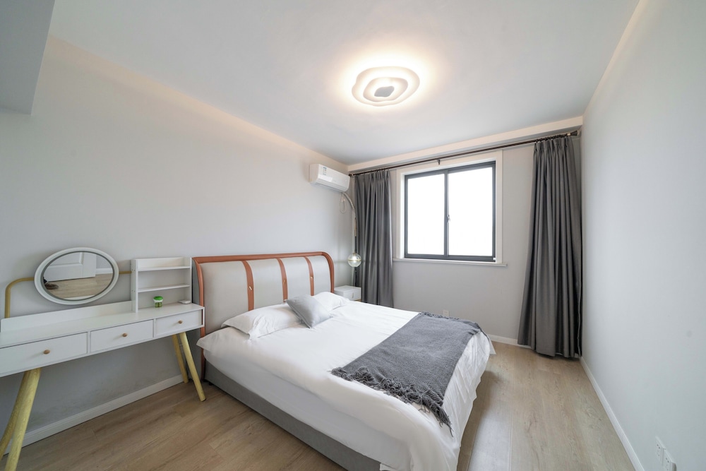 3 Bedrooms, Comfort, Apartment, 1 Double and 3 Queen Beds, Bathtub، Book and Bed-People's Square 3/10