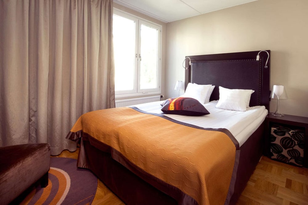 STANDARD, QUEEN BED