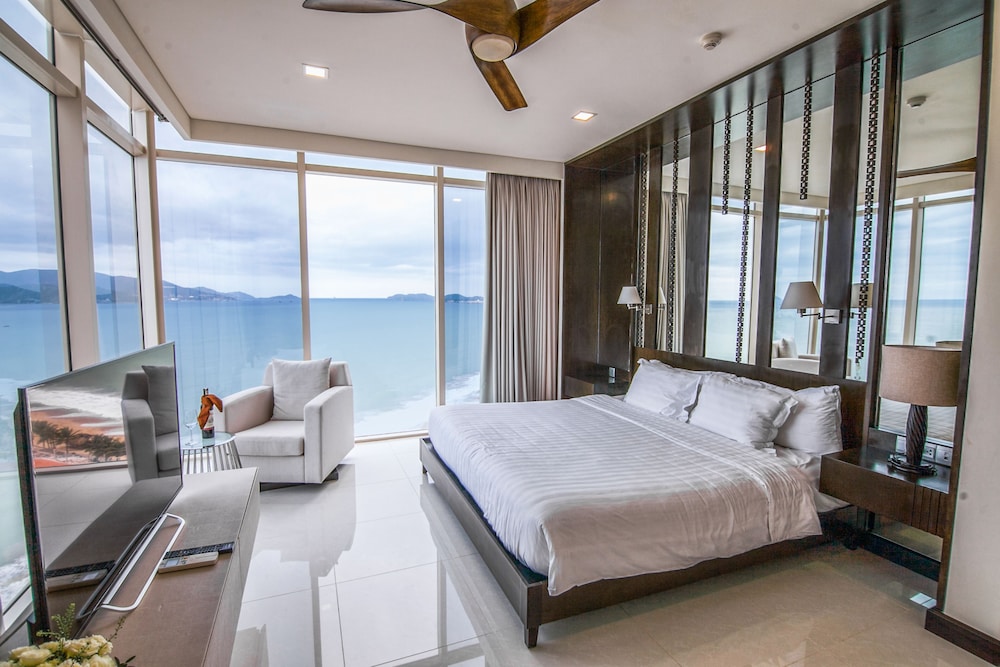 2 BEDROOMS, GRAND, SUITE