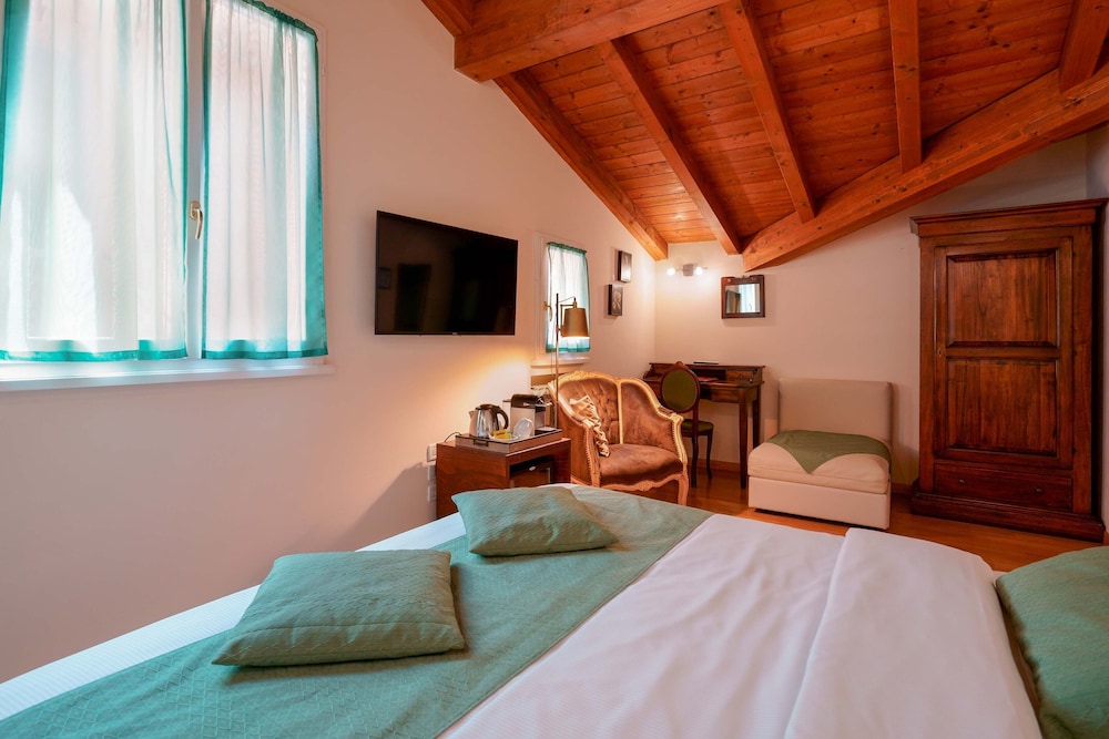 SUPERIOR, DOUBLE OR TWIN BED