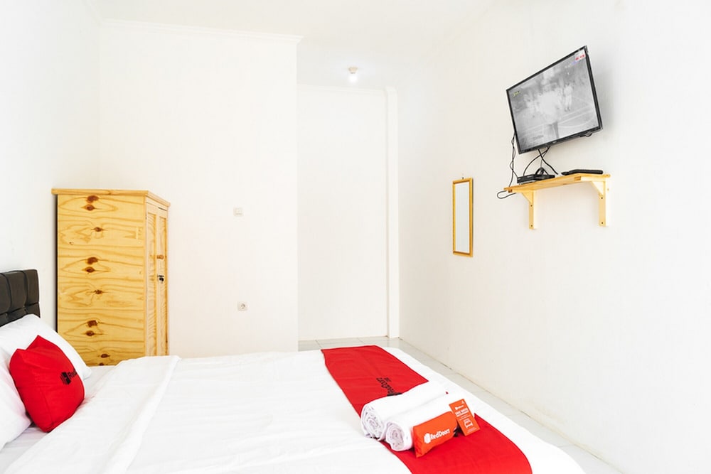 RedDoorz Syariah near Jatisampurna Hospital 10/17