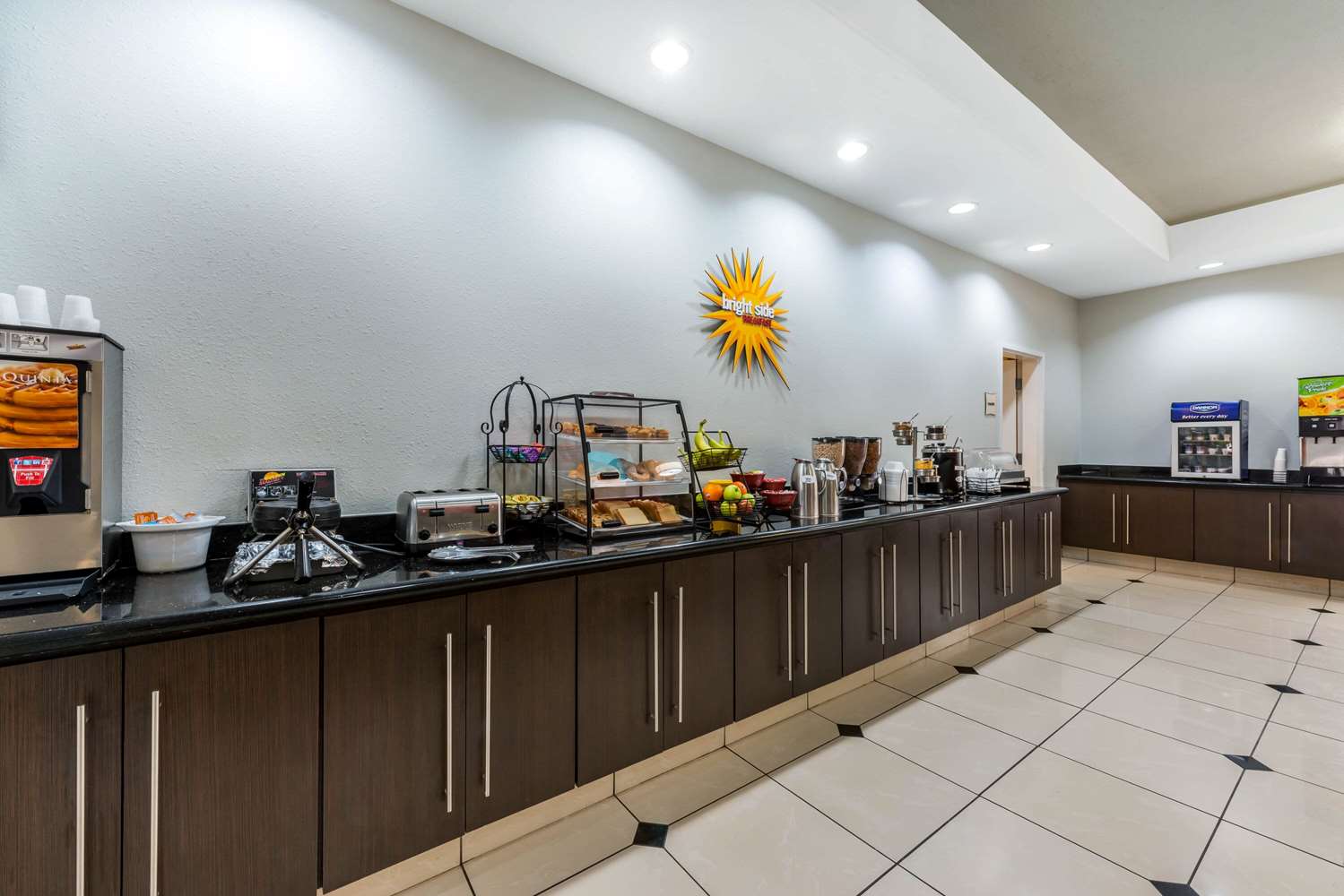 La Quinta Inn & Suites by Wyndham Orange 9/56
