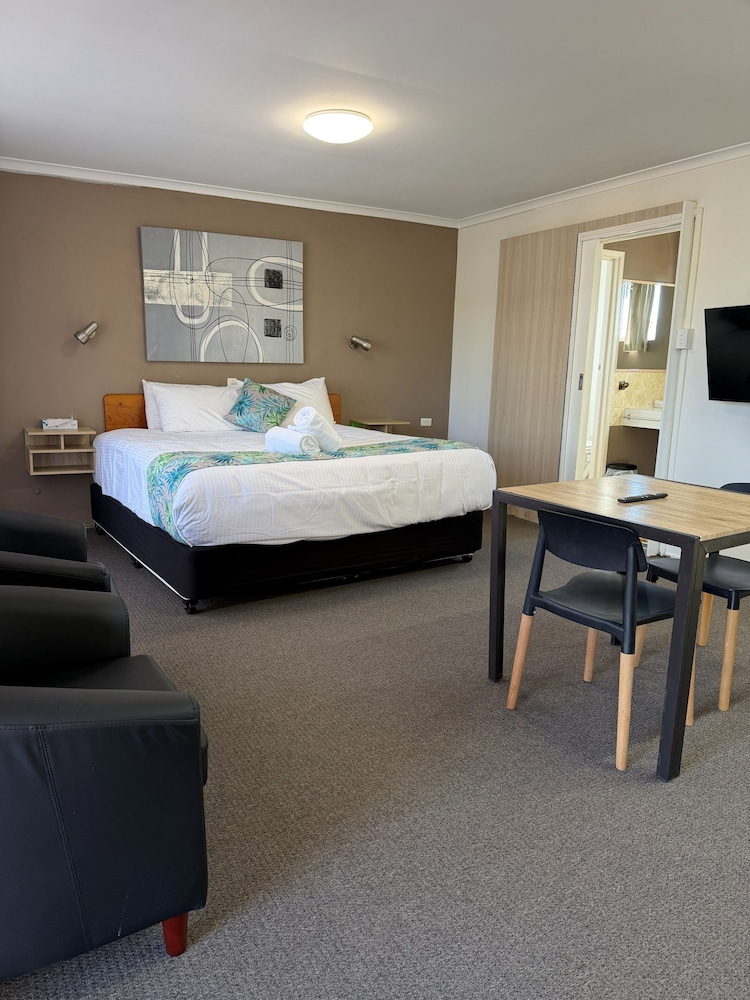 RIVIERA MOTEL BUNDABERG 6/44