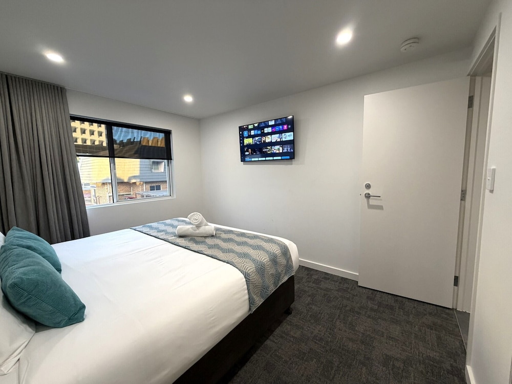 1 Bedroom, Renovated, Family, Apartment, 1 King and 1 Single Beds، Southport Motel & Apartments 3/10