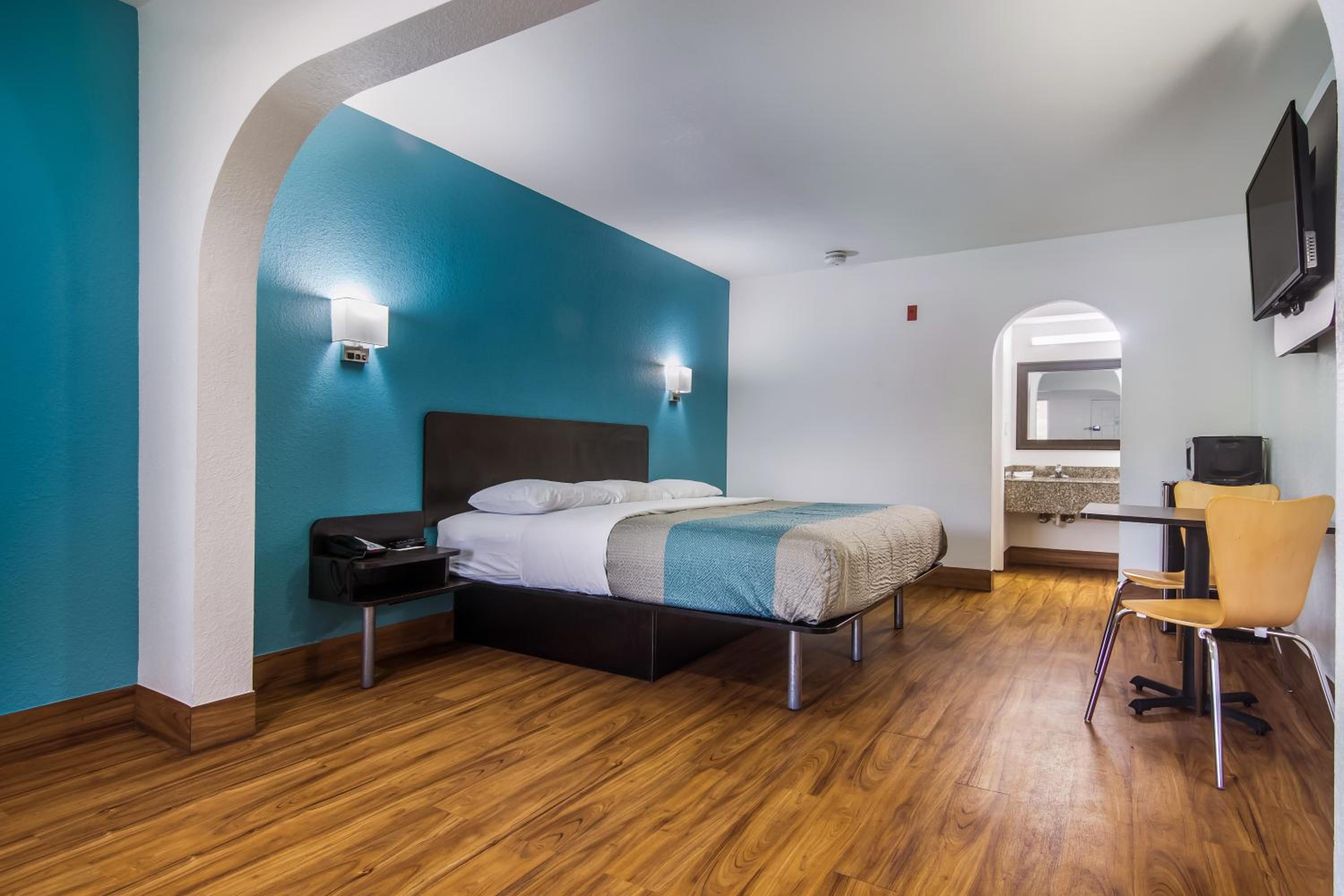 1 King Bed - Non-Smoking, Micfridge