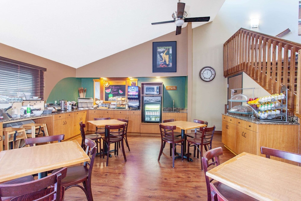 AmericInn by Wyndham St. Cloud MN I-94 28/35