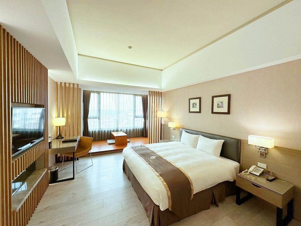 DELUXE, KING BED
