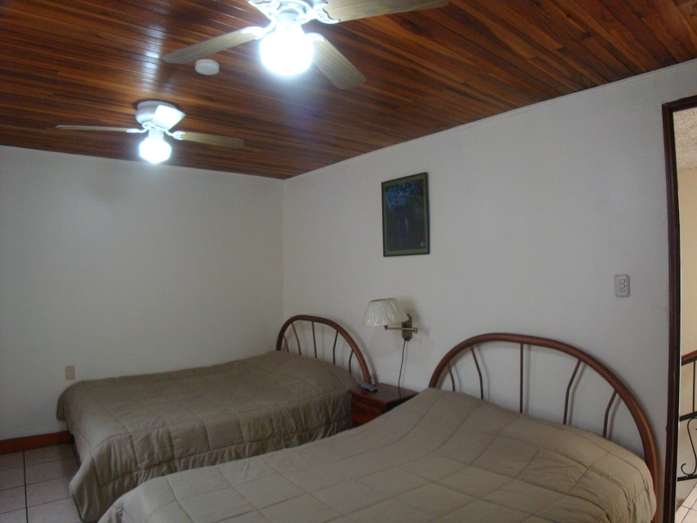 La Guaria Inn And Suites Hotel 32/65