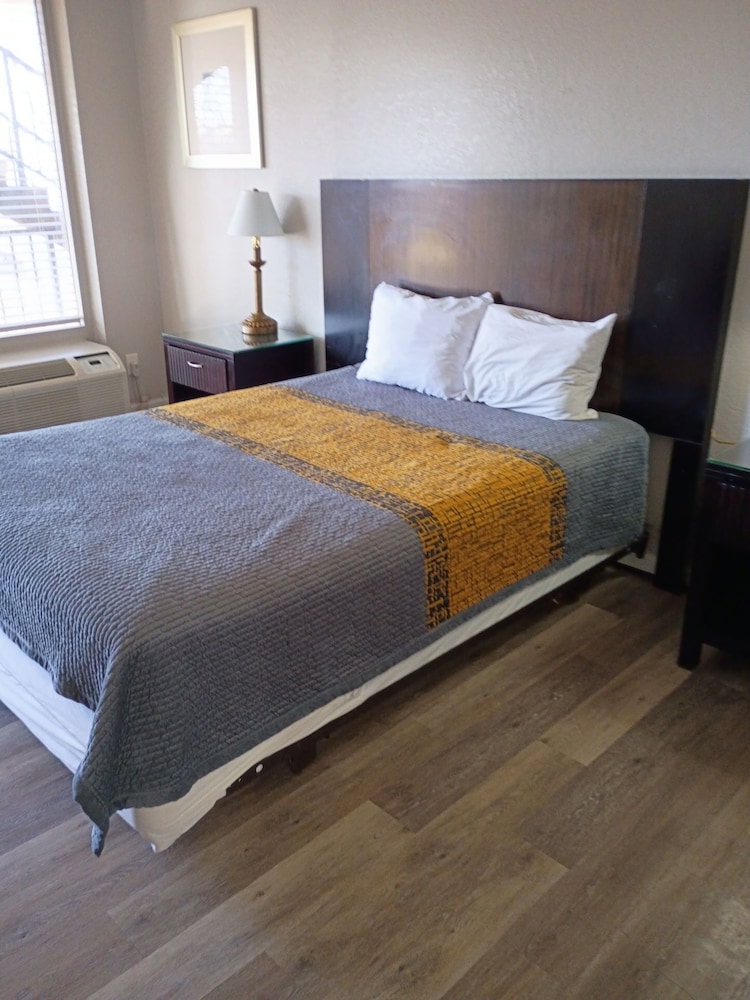 APM Inn & Suites 16/54