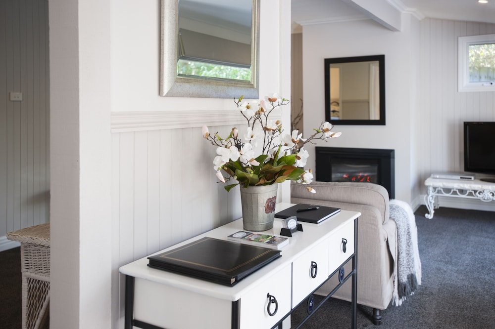 Clarendon Cottages 22/48