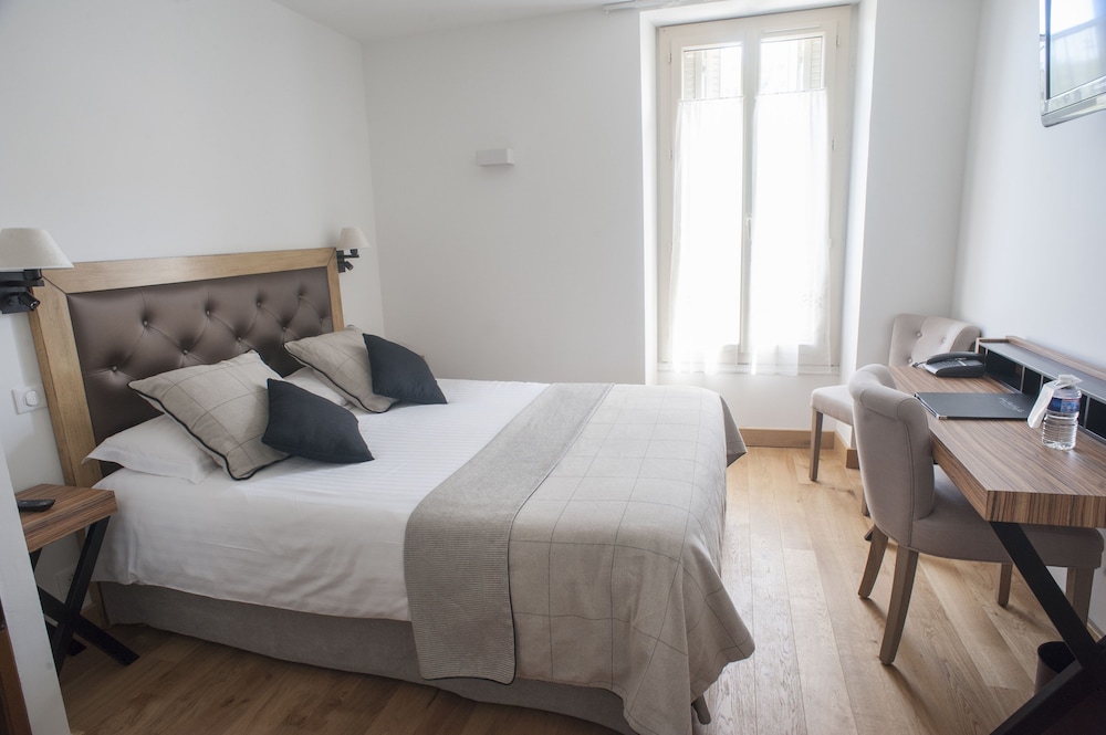 Classic, Queen Bed