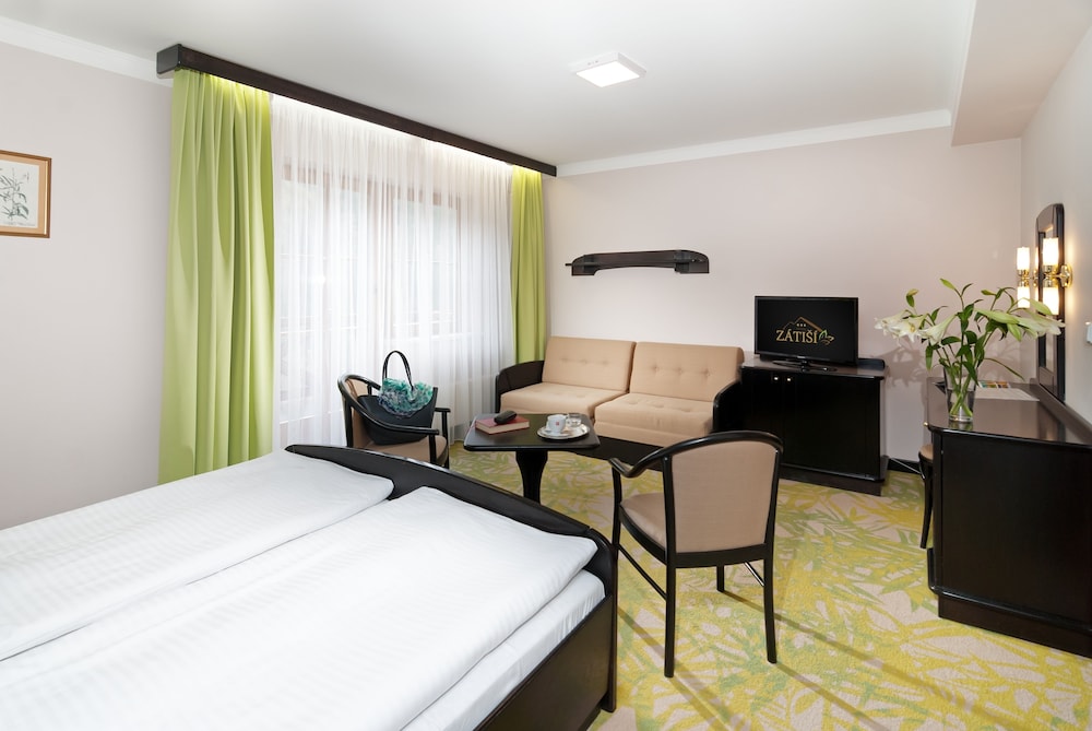 1 Bedroom, Comfort, Queen Bed, Hill View, Sofa