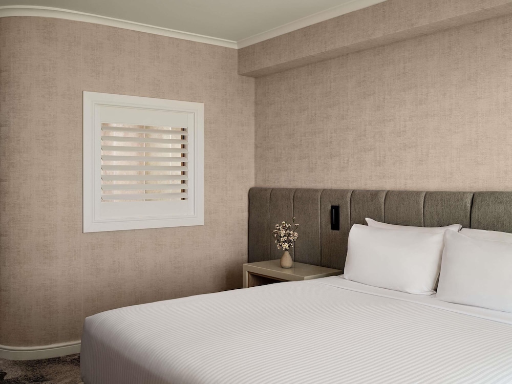 SUPERIOR, KING BED, CITY VIEW