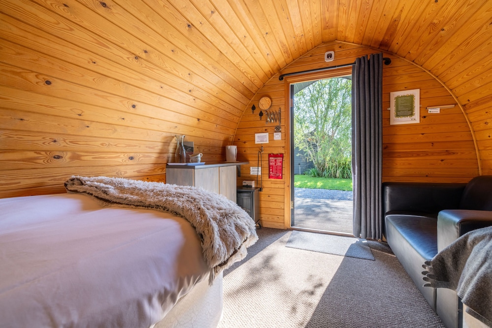 The Little Hide - Grown Up Glamping 16/50