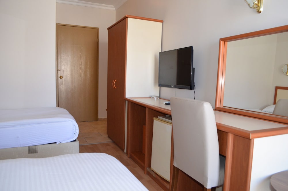 ROOM, DOUBLE BED