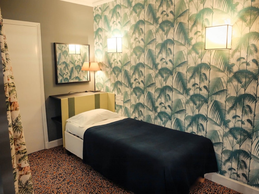 ROOM, SINGLE