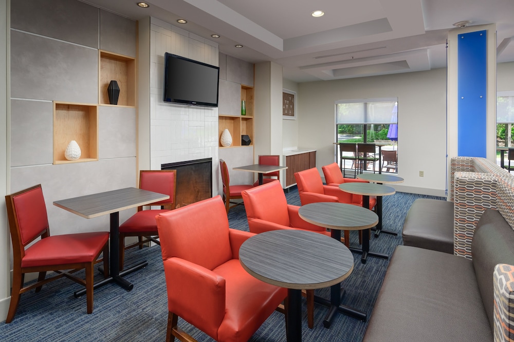 Holiday Inn Express Hotel & Suites Tullahoma 30/47