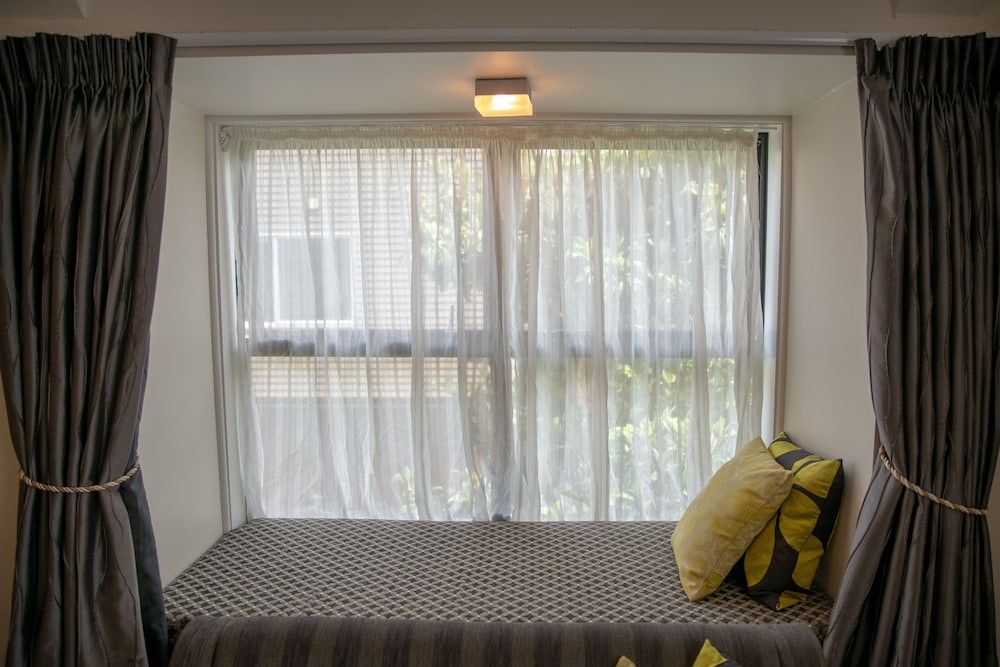 Quality Suites Alexander Inn 36/54