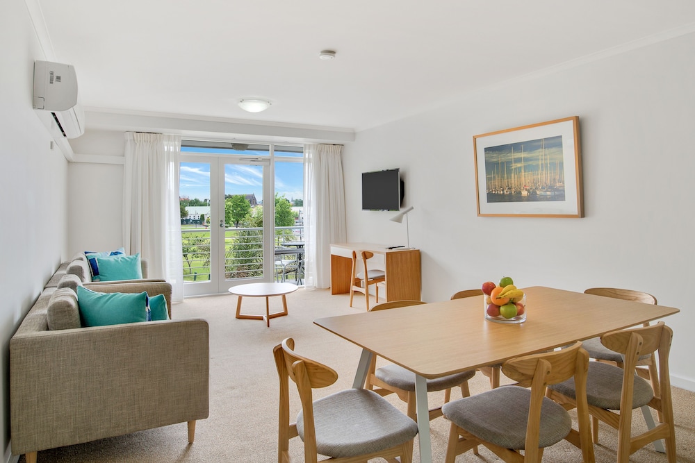 MainStay Suites Williamstown 43/63