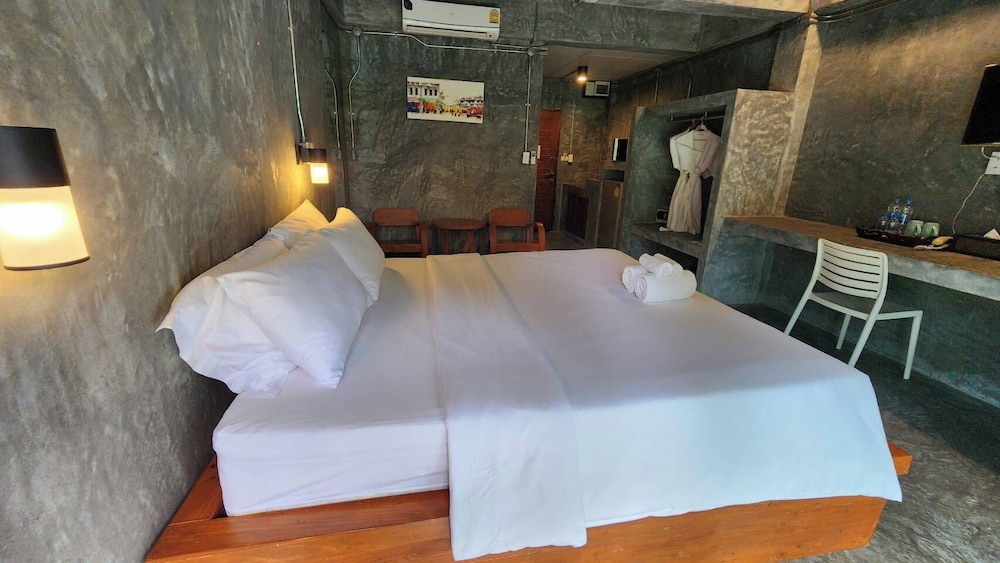 Stucco Loft Residency 44/72