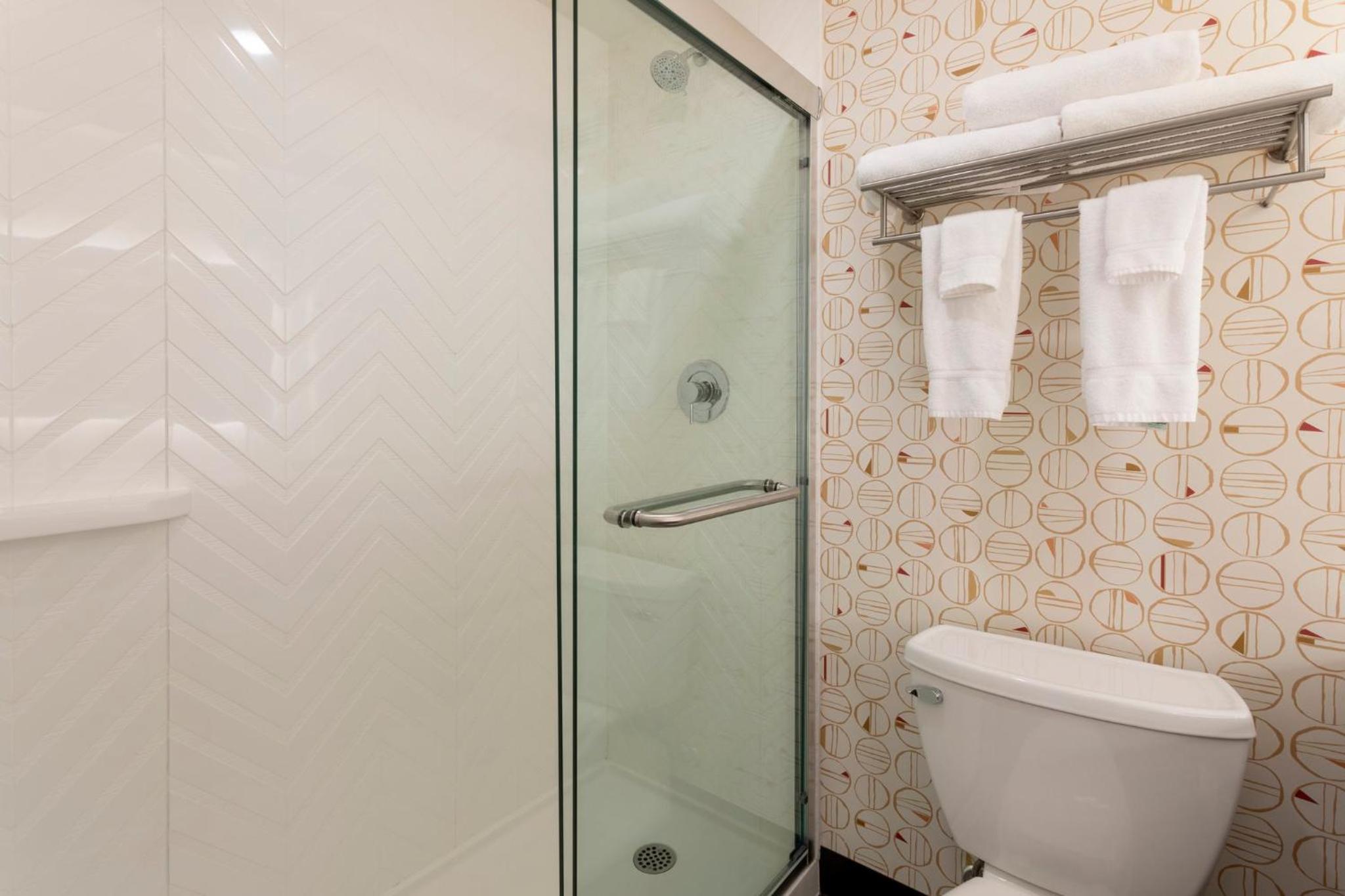 غرفة بسرير كينج مع أريكة، Holiday Inn Express & Suites Rock Springs Green River 5/5