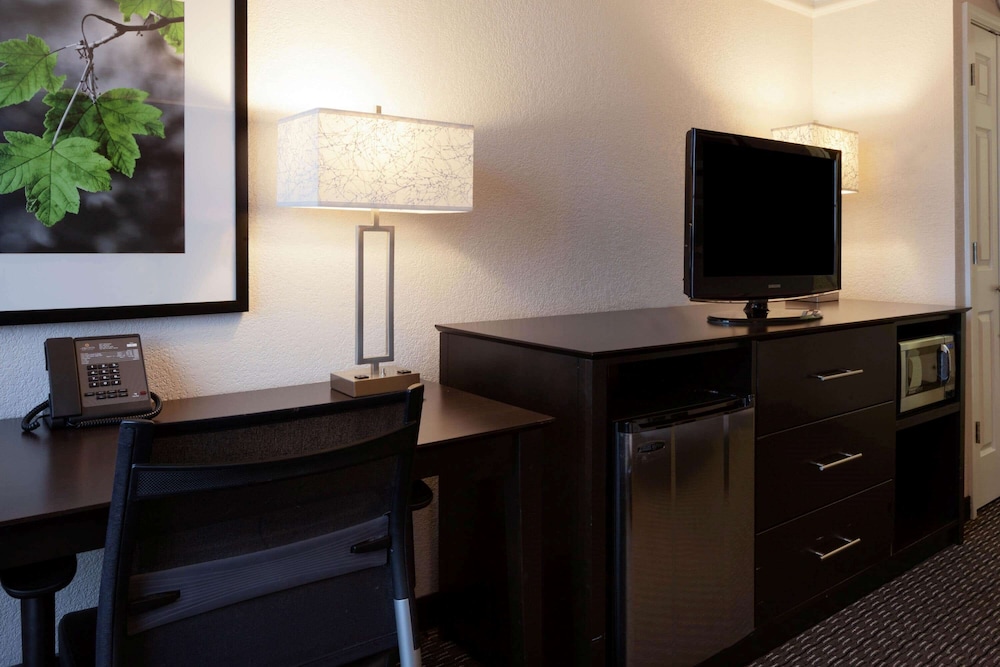La Quinta Inn & Suites by Wyndham Detroit Utica 8/49
