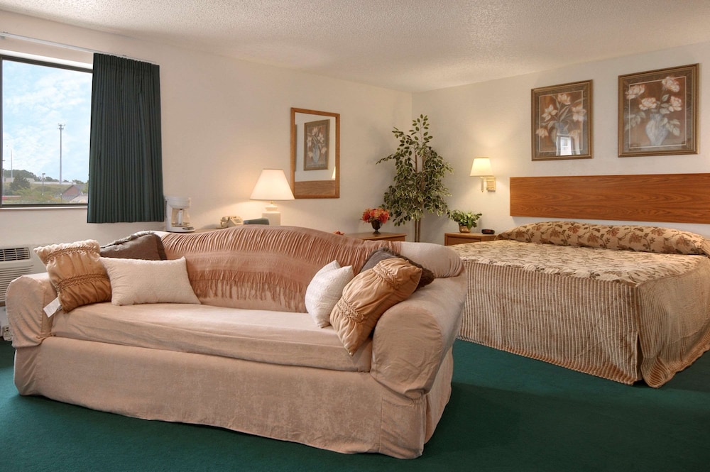 Super 8 by Wyndham Cedar Rapids 11/17
