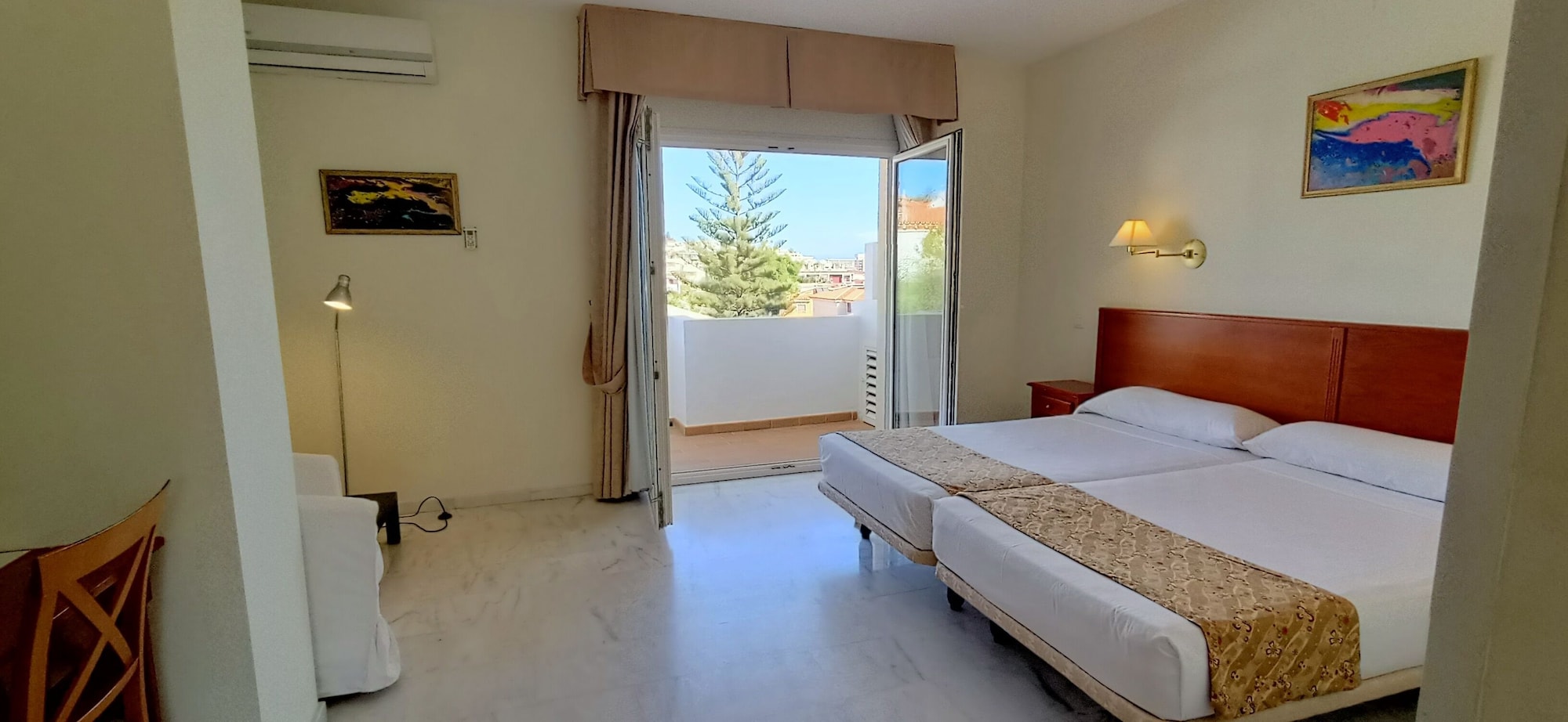 ROOM, DOUBLE BED