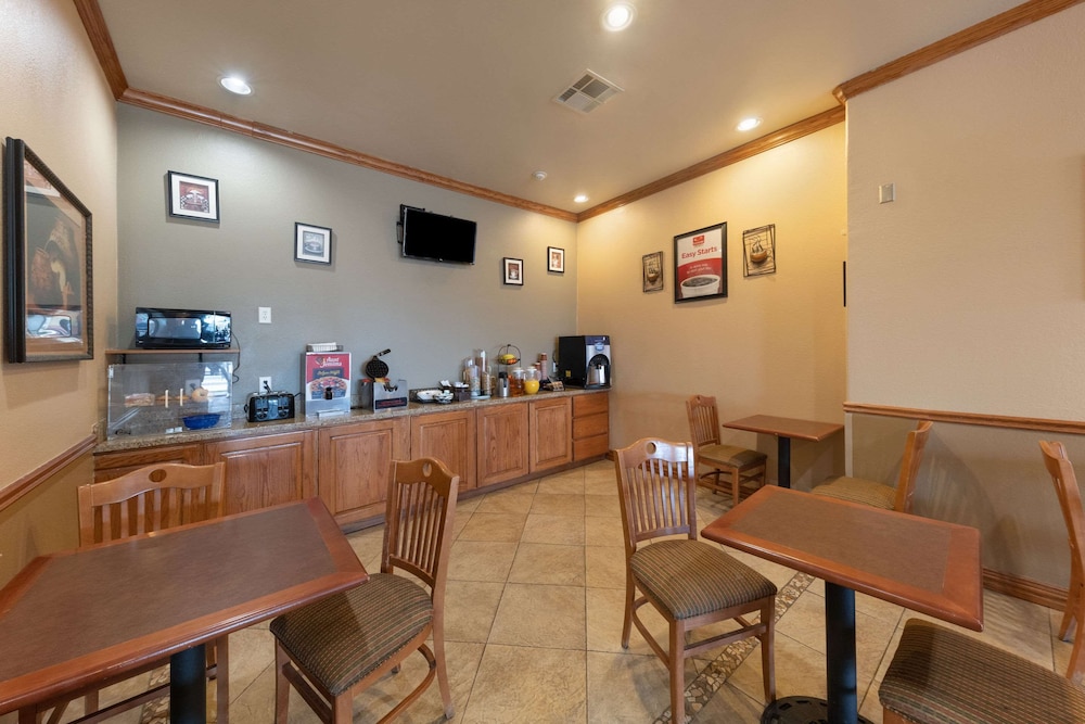 Econo Lodge Inn and Suites Bridgeport 9/29