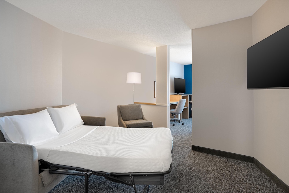 جناح بسريرين كينج مع أريكة بحوض استحمام، Spark by Hilton Lancaster 7/10