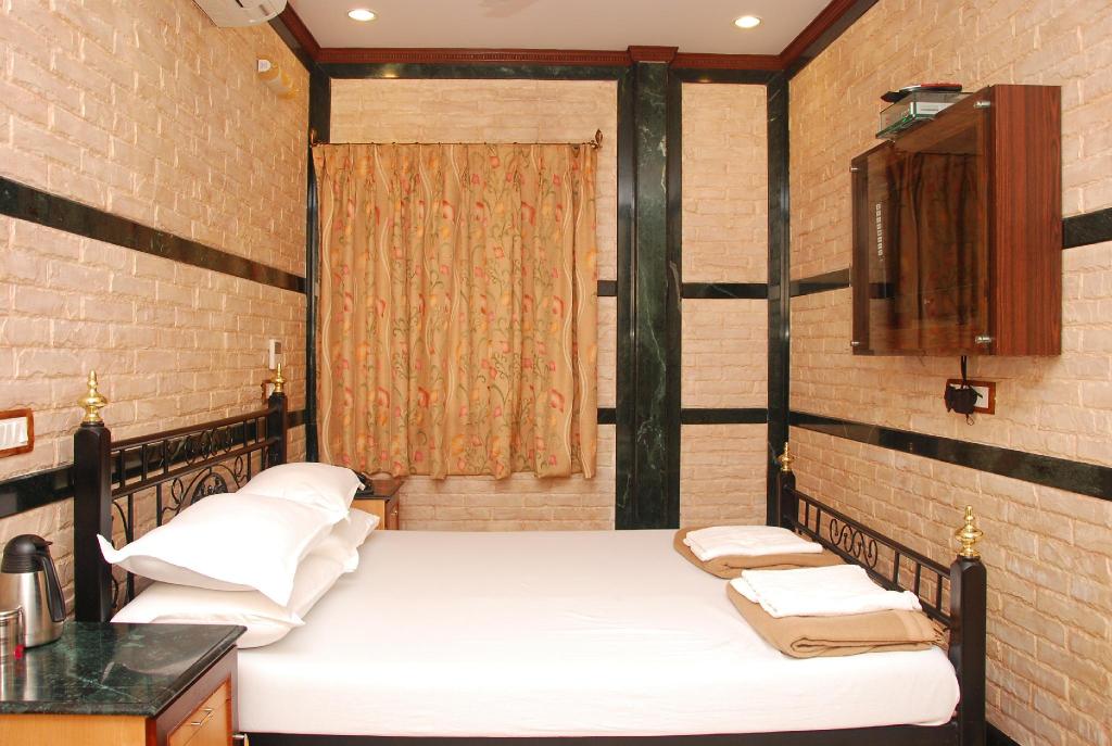 Basic, Double Bed