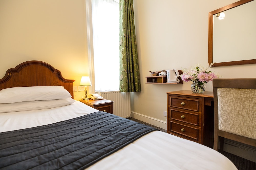 Kensington Gardens Hotel 7/38