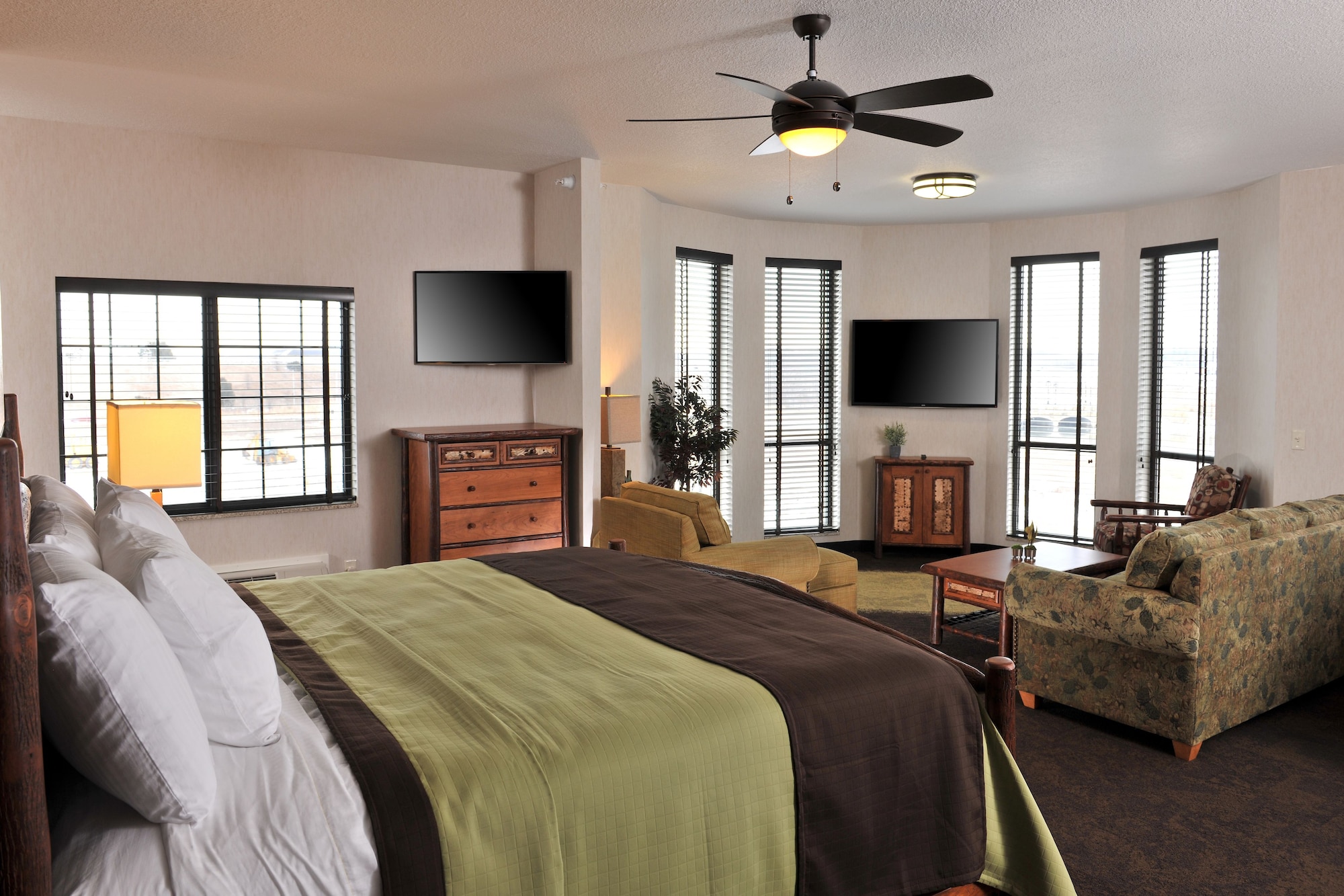 THEME, JUNIOR SUITE, JETTED TUB