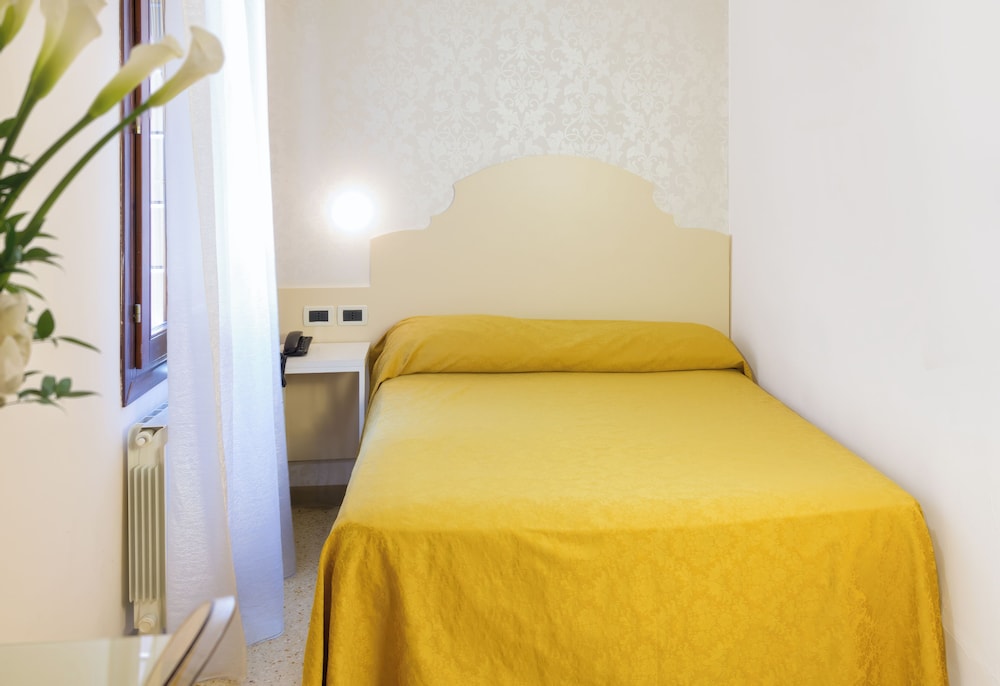 ROOM, SINGLE, FRENCH BED